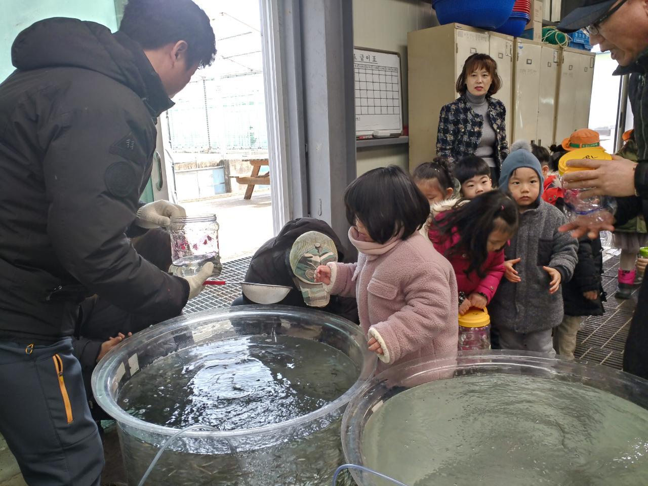 [2018.02.19.] FIRA 내수면생명자원센터, 제7회 어린연어 보내기 생태체험행사 개최